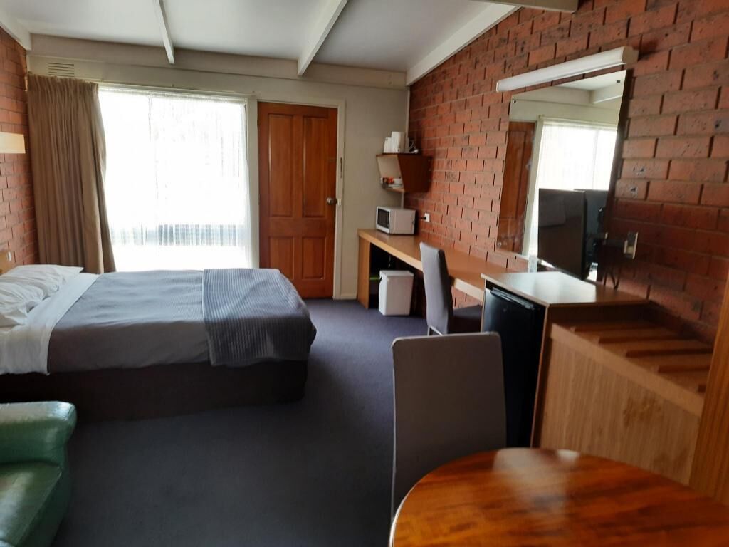 Blackout drapes, free WiFi, bed sheets