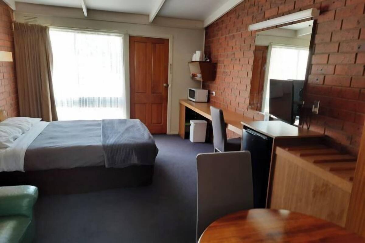 Cortinas blackout, wifi gratis y ropa de cama