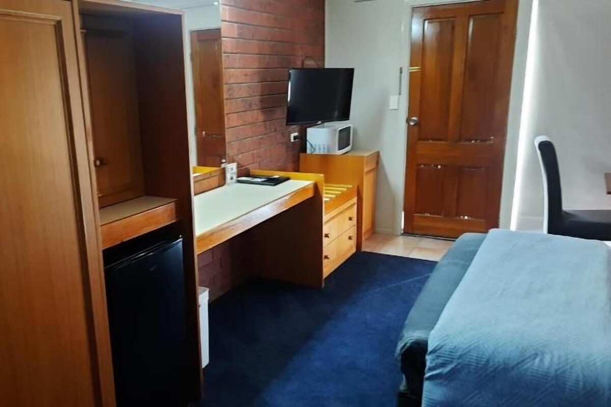 Blackout drapes, WiFi (free), bed sheets