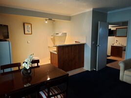 Cortinas blackout, wifi gratis y ropa de cama