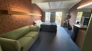 Queen Room | Blackout curtains, free WiFi, bed sheets - Abbotswood Motor Inn (Belmont)