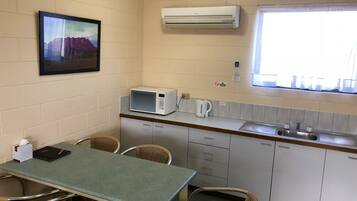 Standard Apartment, 3 Bedrooms, Kitchenette | Private kitchenette | Fridge, microwave, coffee/tea maker, electric kettle