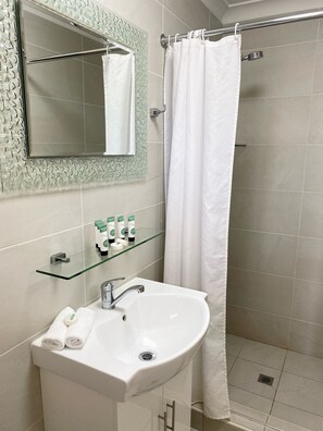 淋浴設備、吹風機、毛巾