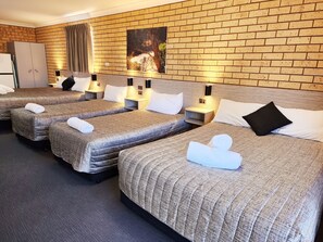 Chambre Familiale, balcon (Large, Non Pet Friendly) | Rideaux occultants, Wi-Fi gratuit, draps fournis