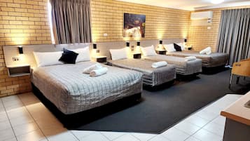 Chambre Familiale, balcon (Large, Non Pet Friendly) | Rideaux occultants, Wi-Fi gratuit, draps fournis