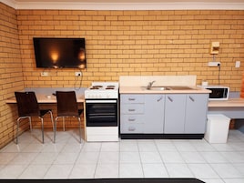 Quarto família, sacada (Large, Non Pet Friendly) | Cozinha privada | Geladeira, micro-ondas, cooktop, cafeteira/chaleira