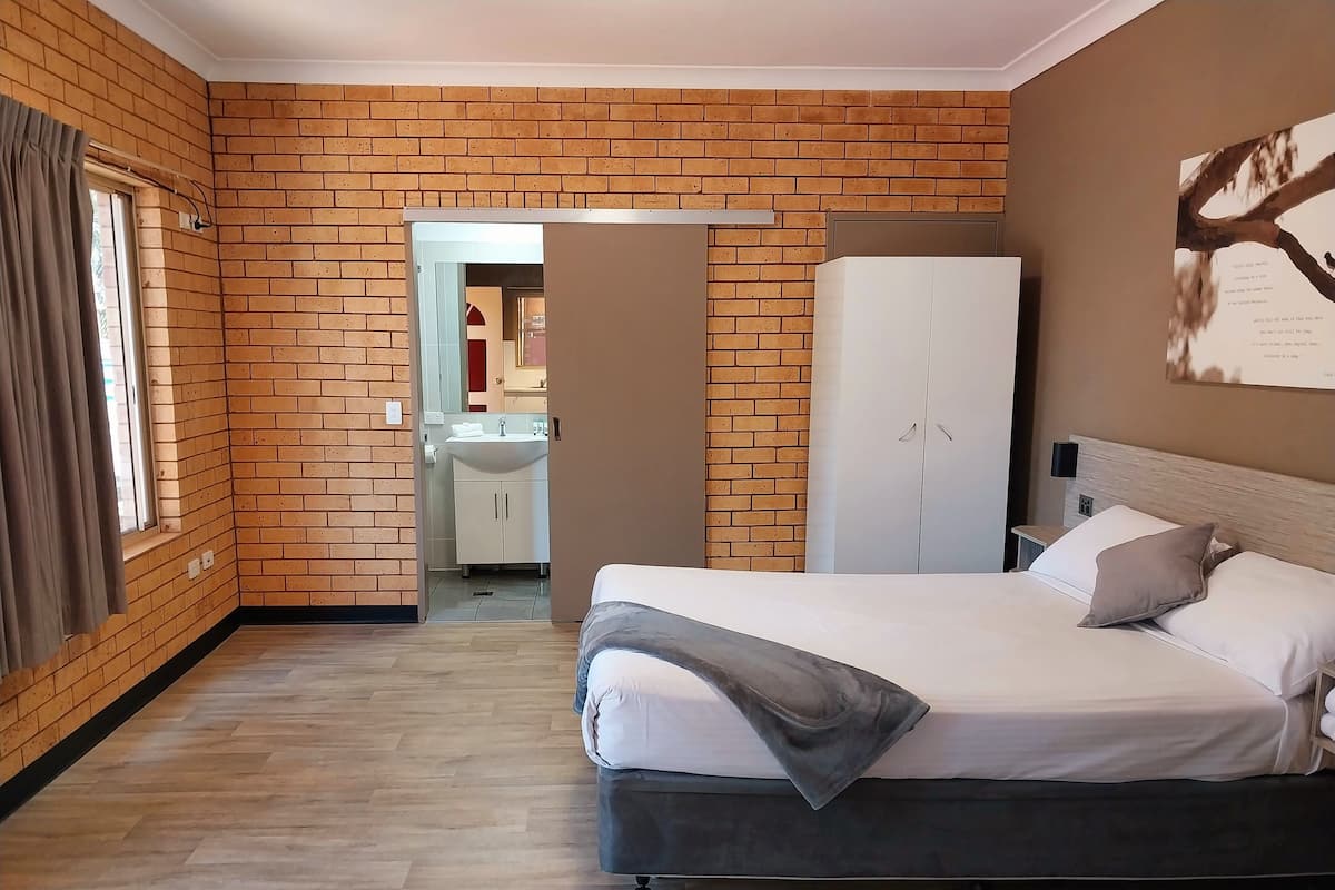 Camera Standard, 1 letto queen (Pet Friendly) | Tende oscuranti, Wi-Fi gratuito, lenzuola