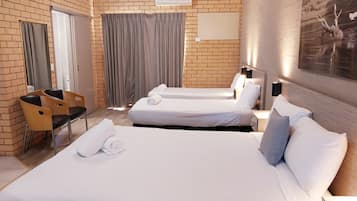 Phòng (Queen & 2 Singles, Pet Friendly) | Màn/rèm cản sáng, truy cập Internet không dây miễn phí, bộ trải giường