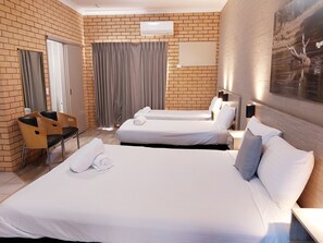 客房 (Queen & 2 Singles, Pet Friendly) | 遮光布/窗簾、免費無線上網、床單