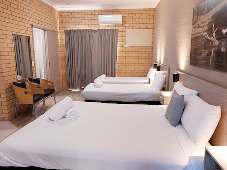 Cortinas blackout, wifi gratis y ropa de cama