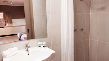 Queen Room (Pet Friendly) | Bathroom | Shower, hair dryer, towels