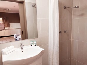 Queen Room (Pet Friendly) | Bathroom | Shower, hair dryer, towels - Tallarook Motor Inn (Dubbo)