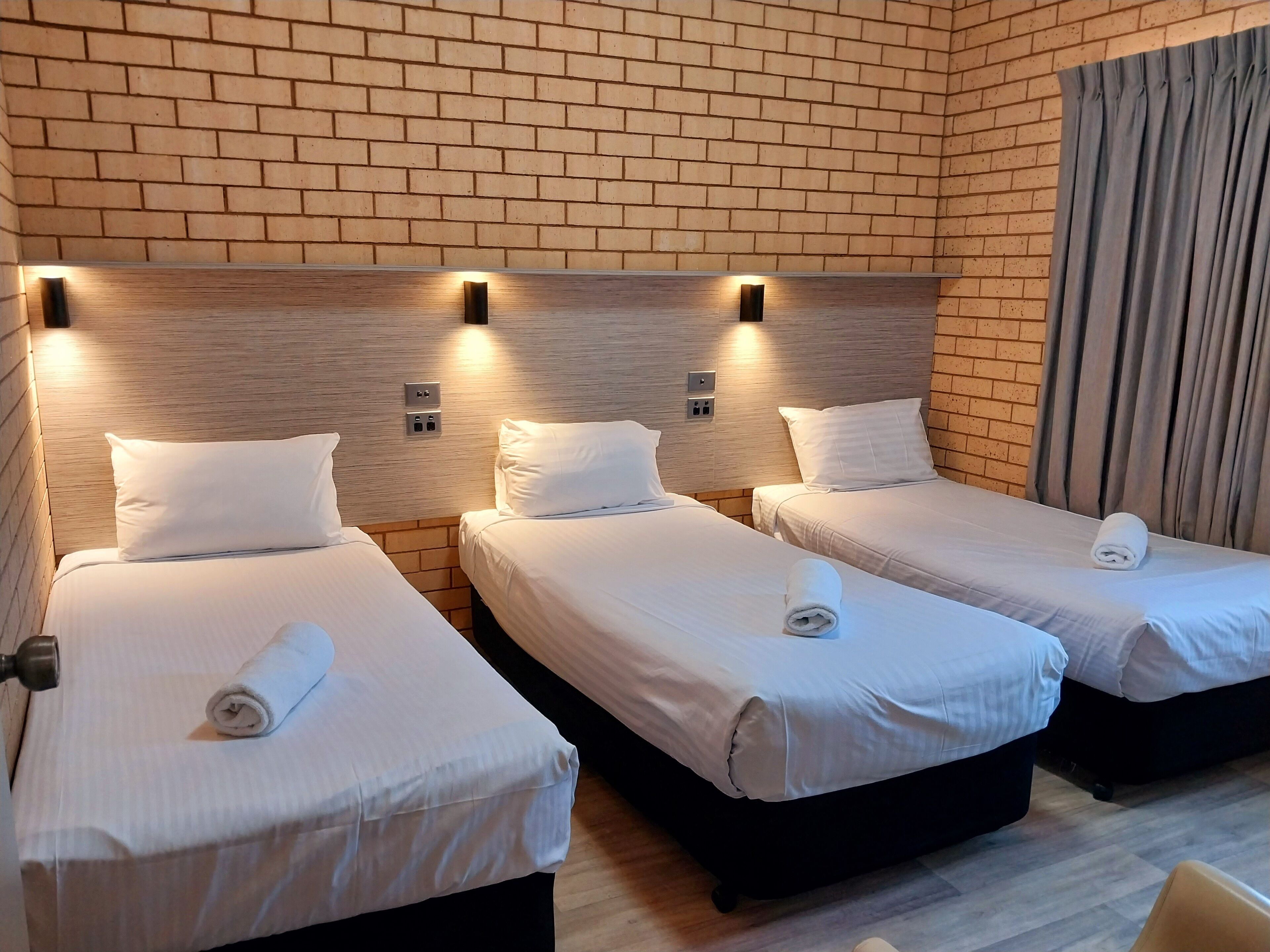 ルーム (2 Queen, 3 Singles) | 遮光カーテン、WiFi (無料)、ベッドシーツ