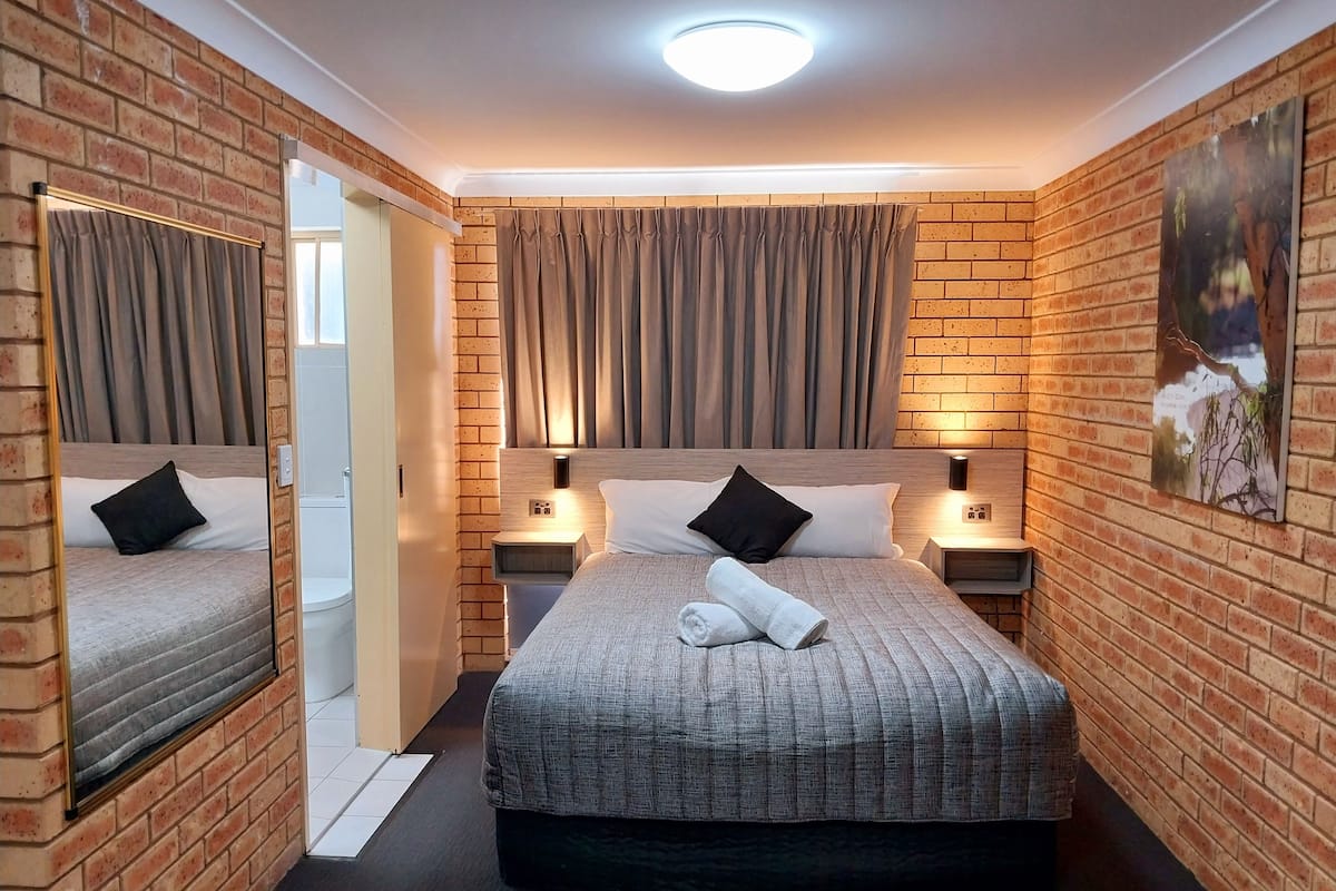 Camera, 1 letto queen (Non Pet Friendly) | Tende oscuranti, Wi-Fi gratuito, lenzuola