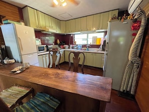 Geladeira, micro-ondas, cooktop, torradeira