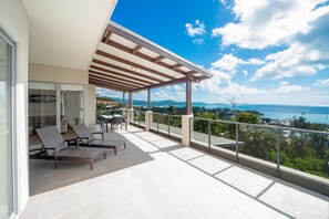 2 Bedroom Ocean View | Balcony - Whitsunday Reflections Apartments (Airlie Beach)