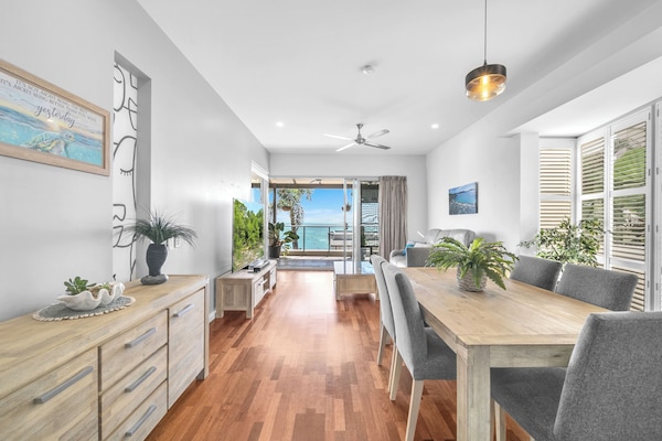 Appartement, 2 chambres, vue océan | Coin séjour | Télévision LCD