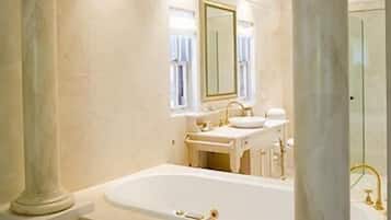 Chambre Standard, non-fumeurs, balcon (Ocean View Room) | Salle de bain | Articles de toilette gratuits, sĂšche-cheveux, peignoirs