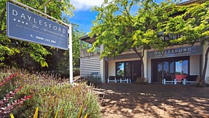 Acomodação spa em Daylesford, com placa, área de estar ao ar livre e jardim.