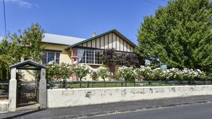 A two-story house with a large window and a balcony. - Wyatt Guest House (Mount Gambier)