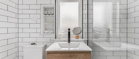 Standard Apartment, 1 Bedroom, Non Smoking, Kitchen (The Wisteria Suite) | Bathroom | Free toiletries, hair dryer, towels, soap