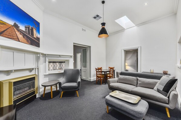 42-inch flat-screen TV with digital channels, TV - Wyatt Guest House (Mount Gambier)