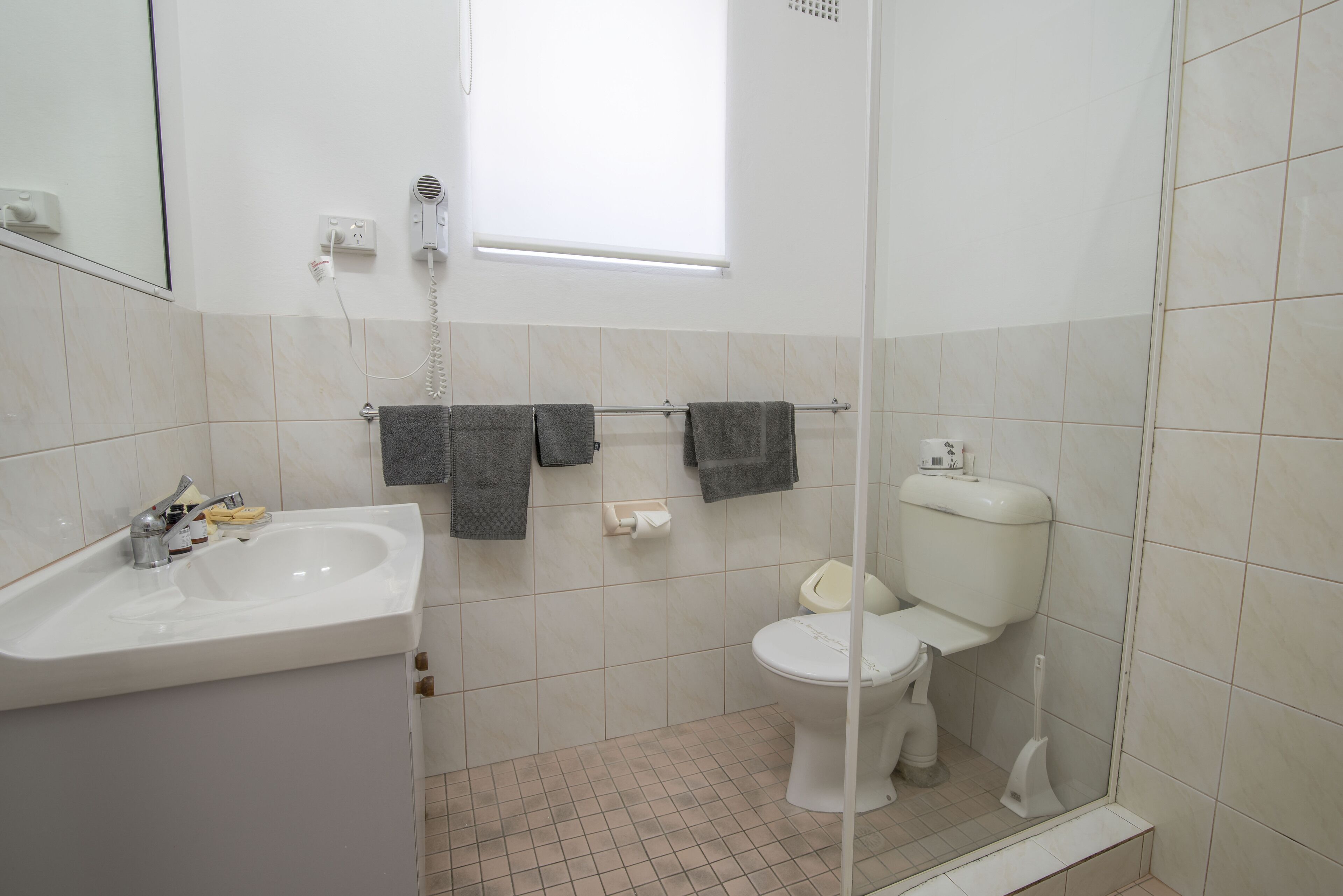 Ein Badezimmer mit Waschbecken, Toilette und Dusche.