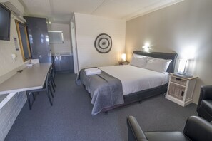 Deluxe Room, Non Smoking (Queen Deluxe) | Iron/ironing board, free WiFi, bed sheets - Bermagui Motor Inn (Bermagui)