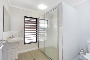 Standard Suite, Multiple Bedrooms, Non Smoking, Kitchen (Ocean View Villa) | Bathroom