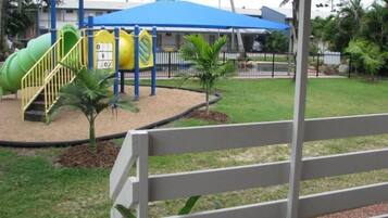 Área de juegos infantiles al aire libre