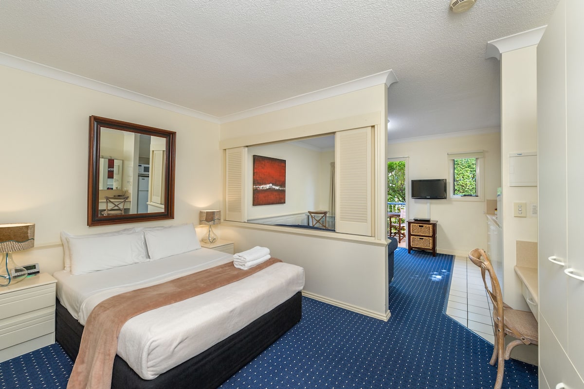 Desk, iron/ironing board, free WiFi