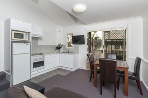 Full-size fridge, microwave, cookware/dishes/utensils - Rivercity Gardens (Kangaroo Point)