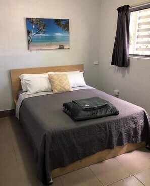 Hotel Style Triple Room with Shared Bathroom | Wifi gratis y ropa de cama