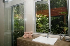 Camera Standard, non fumatori (Luxurious Private) | Bagno | Doccia, set di cortesia gratuito