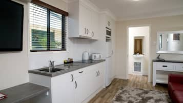 Luxury Studio | Private kitchen | Microwave, coffee/tea maker, electric kettle, cookware/dishes/utensils