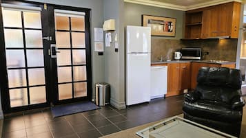 Deluxe Studio, 1 Bedroom, Non Smoking, Kitchen (Studio for Couple (spa)) | 1 bedroom, individually decorated, individually furnished