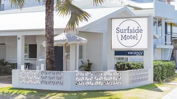 Vista frontal de la propiedad