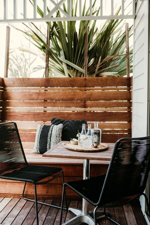 Superior-stúdíósvíta - eldhúskrókur - útsýni yfir hafið | Verönd/útipallur