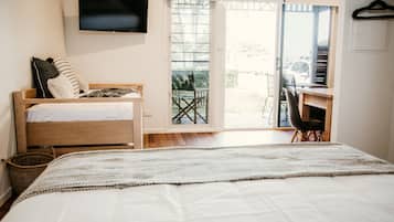 Superior Studio Suite, Kitchenette, Ocean View | Room amenity
