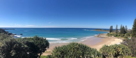 Una playa cerca, arena blanca