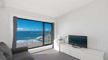 Basic Room, 1 Bedroom, Ocean View Shared Bathroom 18+ | Bed sheets