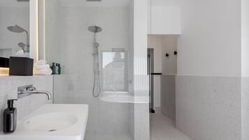 Signature Ocean Suite (ocean view) | Bathroom
