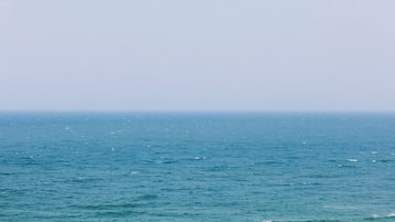 Vista del océano con horizonte despejado.