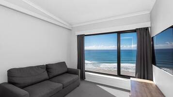 Pacific Tri-Bunk Pub Room, No Ensuite, Shared Bathroom, 18 + only (ocean view)