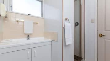 Standaard suite, 1 slaapkamer, niet-roken, keuken (Unit) | Badkamer | Gratis toiletartikelen, handdoeken