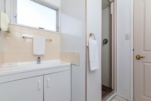 Suite estándar, 1 habitación, para no fumadores, cocina (Unit) | Baño | Amenidades de baño gratuitas y toallas 