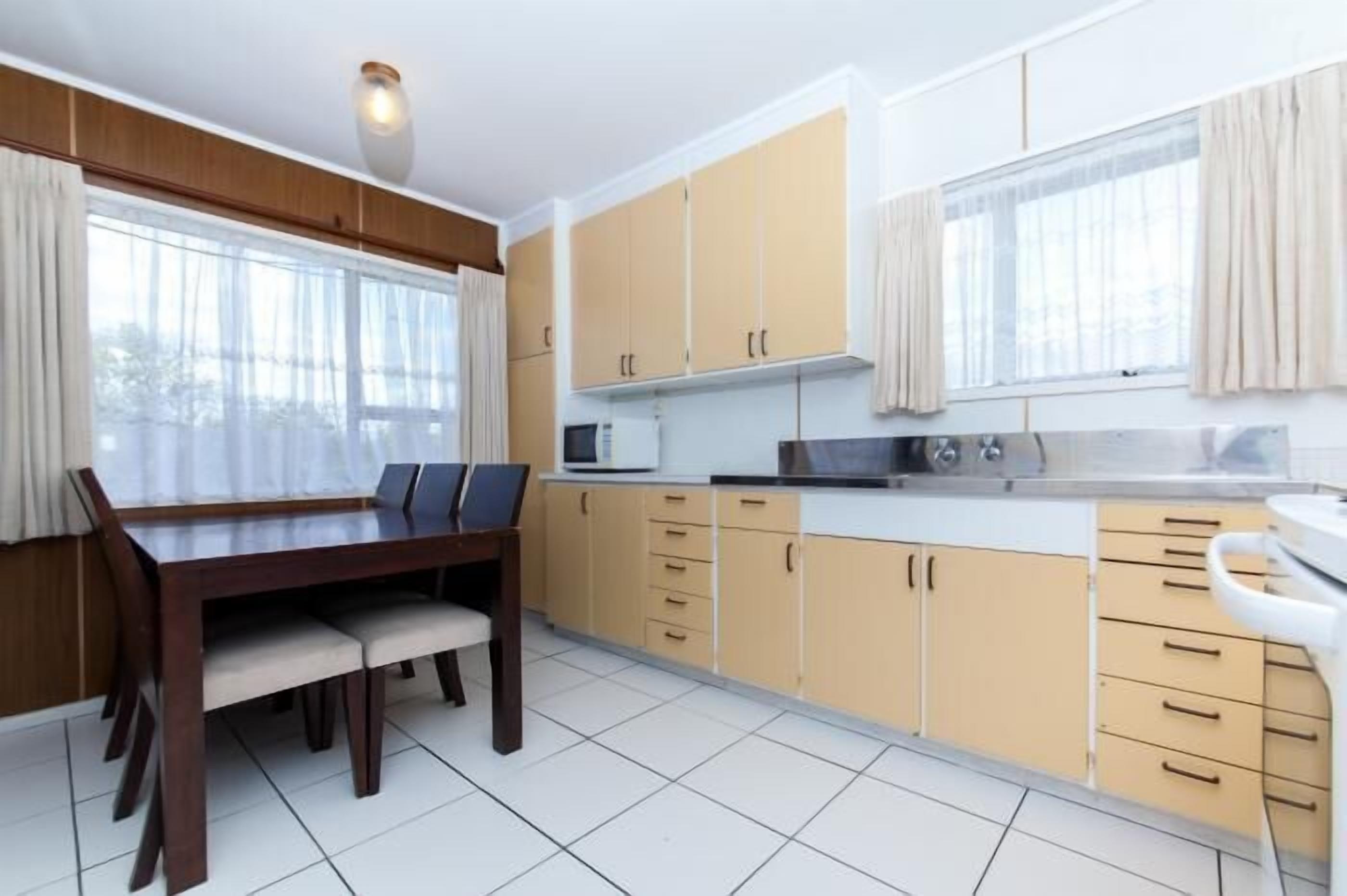 Standard Suite, 2 Bedrooms, Non Smoking, Kitchen (Large Unit) | Private kitchenette | Microwave
