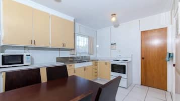 Standard Suite, 2 Bedrooms, Non Smoking, Kitchen (Large Unit) | Private kitchen