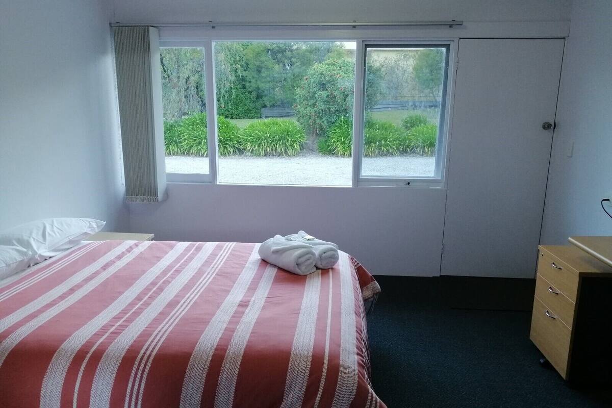 Standard Room (Double Room) | 1 bedroom, iron/ironing board (on request), WiFi (free), bed sheets