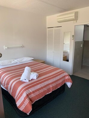 1 habitación, tabla de planchar con plancha, wifi gratis y ropa de cama